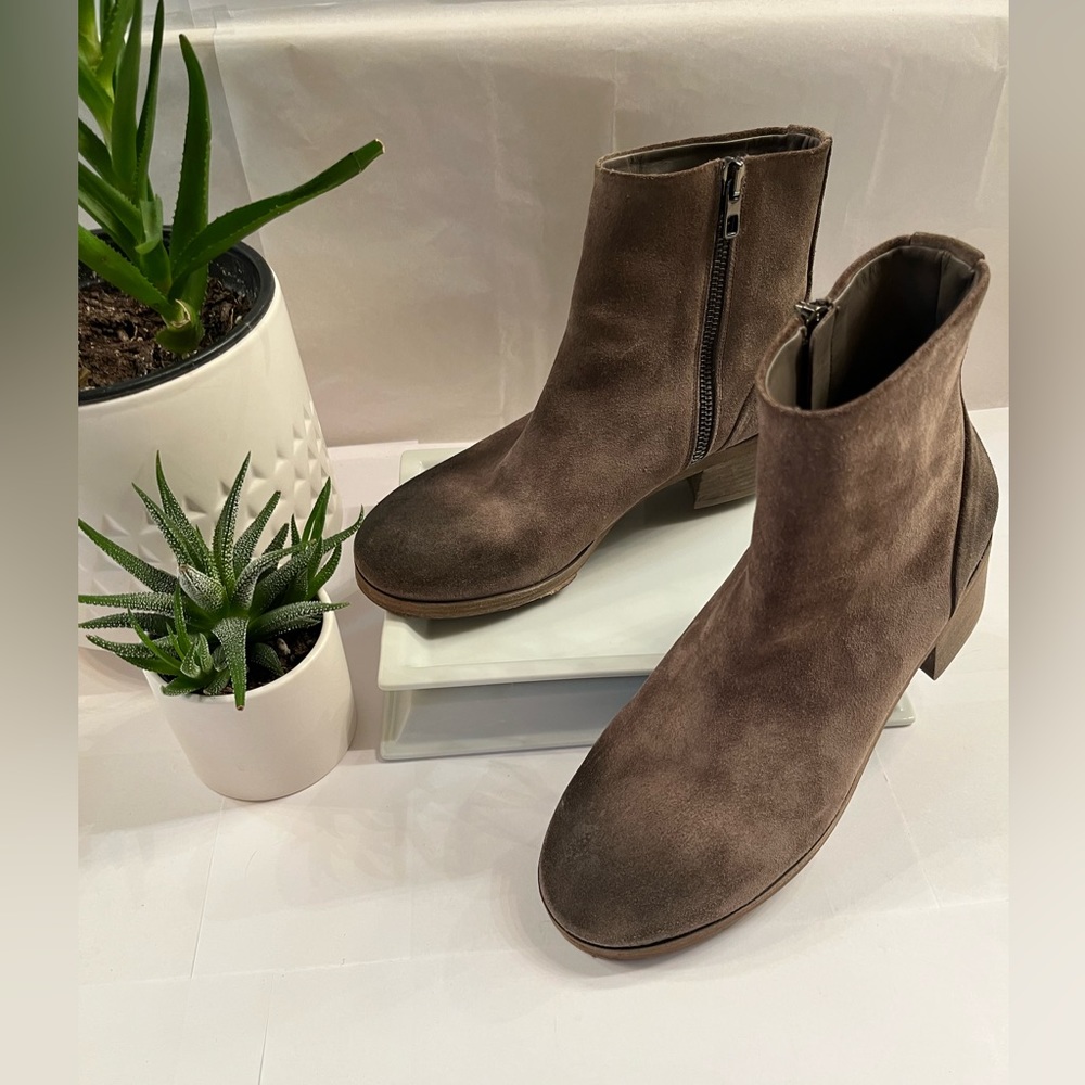 Vince. Suede boots